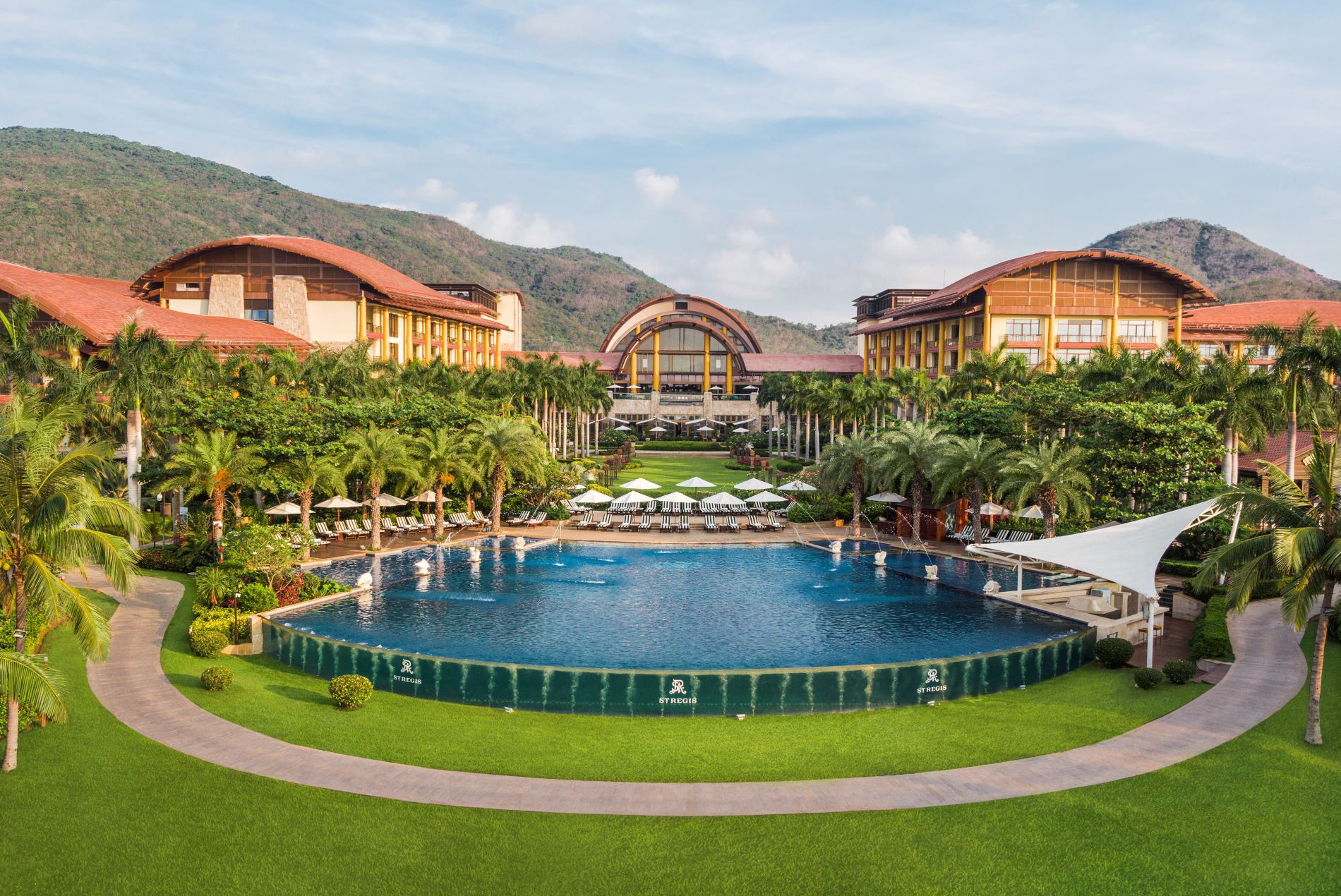 St regis sanya yalong bay 5. Хайнань Санья отели. Yalong Bay Санья. Санья Ялонг Бэй Ресорт. Ялонг Бэй Хайнань.